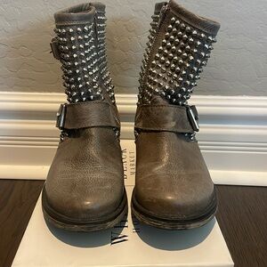 Steve Madden Monicaa Leather Studded Stone Taupe Moto Boots Size 6